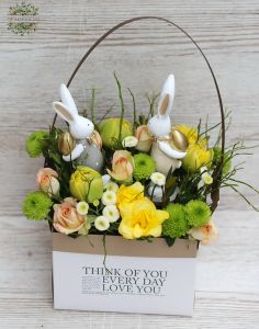 Kleine Papiertüte mit Hasen und Blumen
