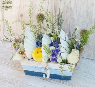 Sommerblumen in Holzschale zwischen Muscheln, mit Seepferdchen