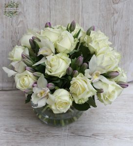 Glaskugel mit Tulpen, Orchideen, Rosen (44 Stiele)