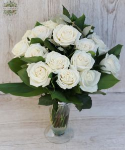 Fehér rózsa vázában (20 szál)
