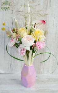 Schillernde rosafarbene Keramikvase mit einem modernen, luftigen Blumenstrauß zwischen Stäbchen (19 Stränge)