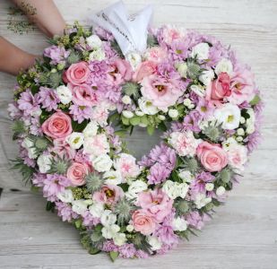 szív alakú koszorú pasztell virágokból (55cm)