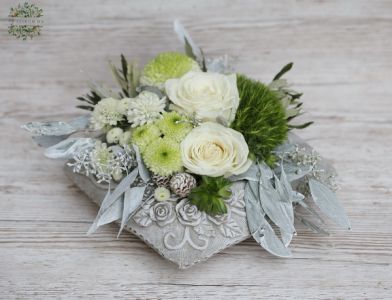 Keramikkissen mit weiß-grünen Blumen