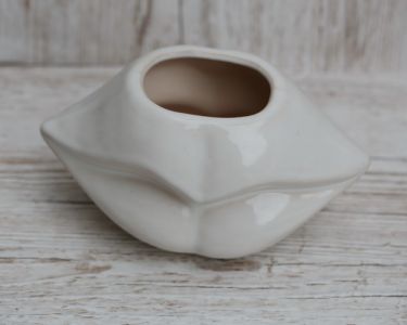 Száj alakú design váza