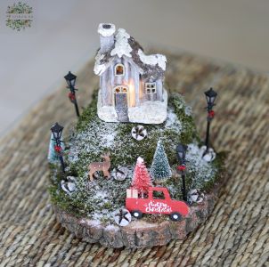 Weihnachtsdekoration mit beleuchteter Hütte