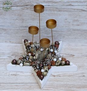 Sternförmige Adventsdekoration mit Kerzenhaltern und Hirschen