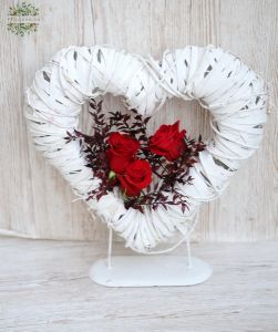 Standig heart with 3 red roses 