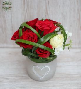 kis szíves kaspó 7 vörös rózsával, tavaszi virágokkal