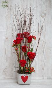 7 rote Rosen in a Beton-Topf