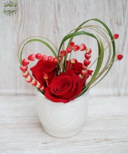 a hearty pot with red rose