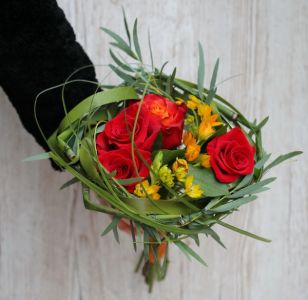 Small red rose cube bouquet