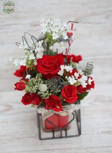 Fém szivecskés kocka vörös rózsákkal, drótvirágokkal