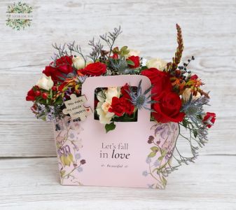 Szerelmes táskacsokor vörös és barack rózsával, puzzle betűzővel