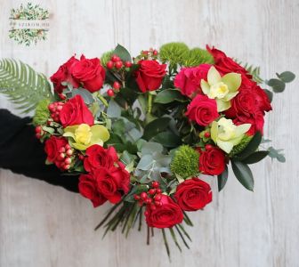 Herzförmige strauss mit Rote Rosen und Orchideen