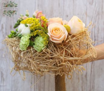 Sommerliches Tortilla-Bouquet mit Pfirsichrosen