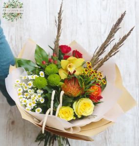 Nyárias kerek csokor meleg színekkel, rózsával, orchideával (12 szál)