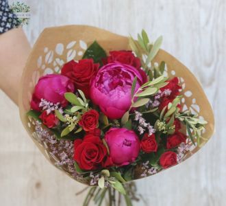 Kleiner Pfingstrosenstrauß mit roten Rosen (11 Stiele)