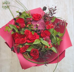 Vörös bársonyos csokor rózsával, orchideával, apró virágokkal, bogyókkal (20 szál)