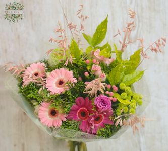 Runder Strauß mit Gerbera, Minirosen, Chrysien, rosa Gräsern (15 Stiele)