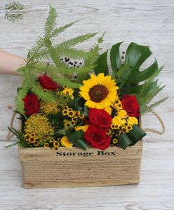 Große Holsbox mit Rosen, Sonnenblume