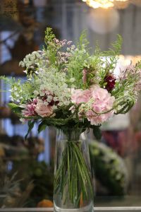 Table decoration in a vase (lily, hydrangea, wild flowers, pink, white)