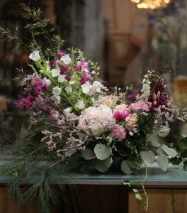 Halbmondförmige Tischdekoration (Hortensie, Gladiole, Wildblumen, Rosa, Weiß)