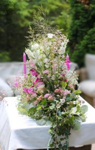 Főasztaldísz mezei virágokkal (rózsaszín, fehér)