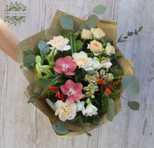 Small mixed bouquet with shades of peach (12 stems)