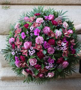 Dombkoszorú rózsaszín-lila virágokkal 80cm
