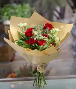 Modern fan shaped bouquet with red roses (16 stems)