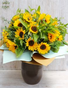 30 Sonnenblumen in einem großen Strauß mit viel Grün, Keramikvase