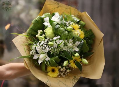 Round bouquet in yellow and white