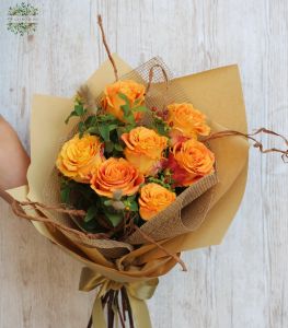7 orangefarbene Rosen mit Hypericum-Beeren, mit rustikaler Dekoration