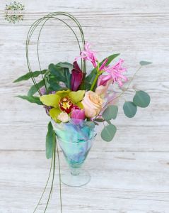 Kleiner Blumenkelch mit Orchideen und Calla-Lilien