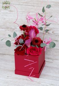Würfelbox aus roten Rosen und Calla (11 Stiele)
