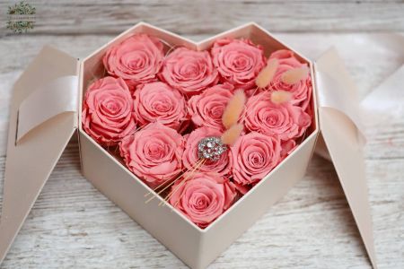 Heart box with 12 forever roses, can be closed with ribbon
