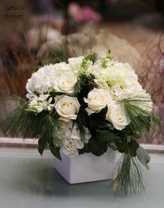 Fehér hortenzia és rózsa kocka (14 szál)