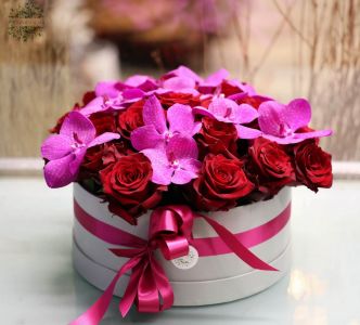 Virágdoboz vörös rózsával, vanda orchideával (32 szál)