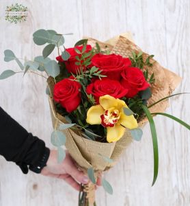 Kleiner Strauß roter Rosen mit Cymbidium-Orchidee (5+1 Stiele)