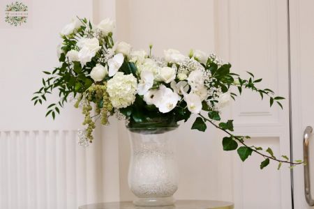 crescent moon shaped arrangement (white orchid, rose, lisianthus) wedding Gerbeaud