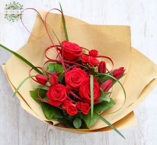 Red rose with tulips, in bouquet with heart (12 szál)