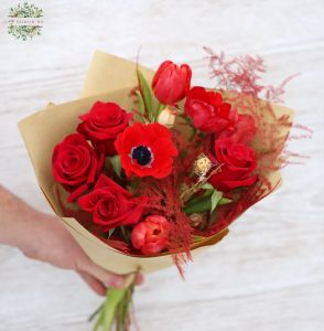 Vörös rózsák, anemone, tulipán (12 szál)