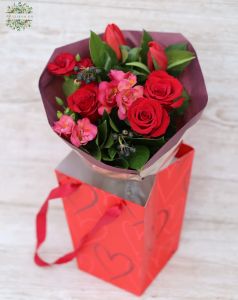 Kis kerek csokor vörös rózsával, tulipánnal, fréziával (8 szál) , aquapack táskával 