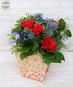 Kis csokor vörös rózsával, agapantusszal, iringóval (9 szál) aquapack papírtáskában 