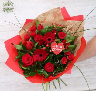 roter gemischter Rosenstrauss mit Gerberas