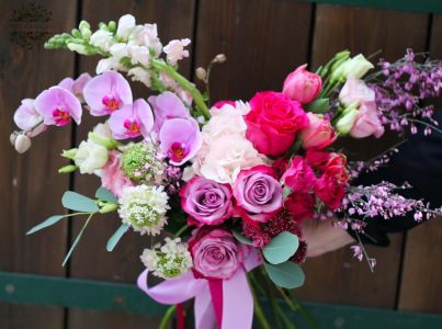 Félhold menyasszonyi csokor (rózsaszín, rózsa, phalaenopsis, viola, liziantusz, tulipán, scabiosa, hortenzia)