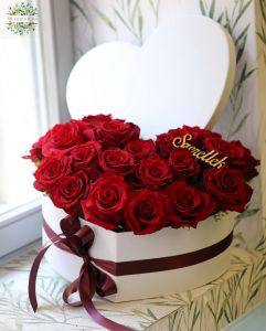 Herzbox mit 19 roten Rosen und der Aufschrift „Ich liebe dich“.