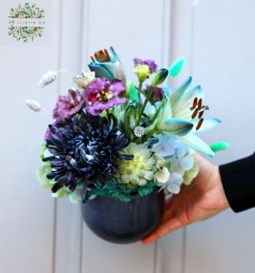 Blumenschale mit blauen Lilien im Keramiktopf