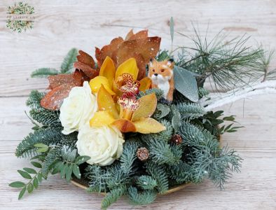 goldene Schale mit gelber Orchidee, Fuchs und weißer Rose