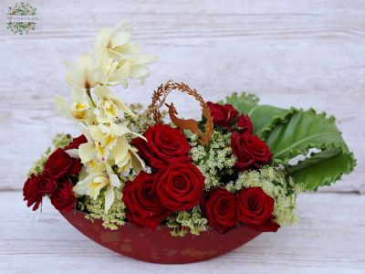 Rote Bootsschale mit Rosen und Mini-Cymbidium-Orchidee